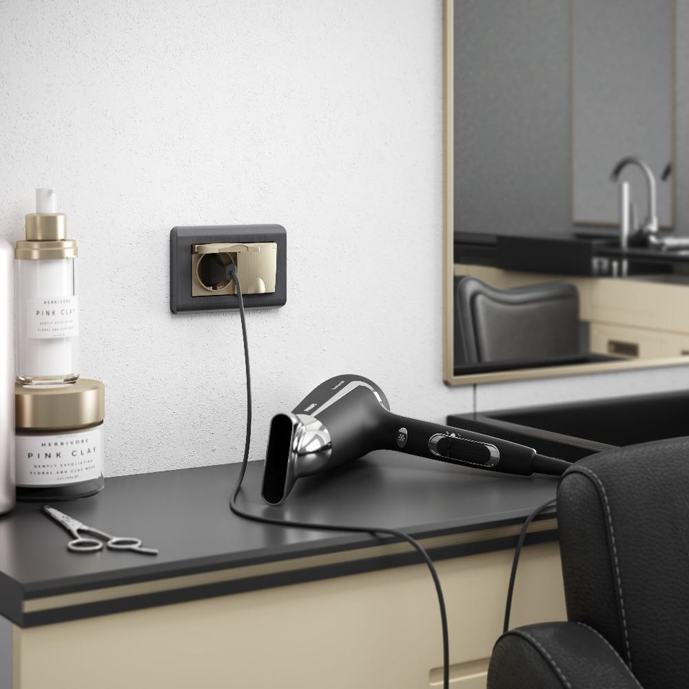 Розетка встраиваемая двойная влагозащищенная Werkel с заземлением, шторками и защитной крышкой Шампань рифленый W1172210 — изображение 3