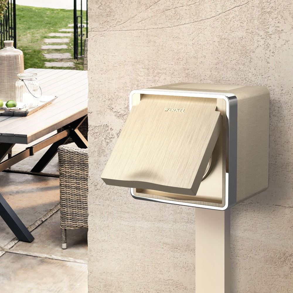 Розетка накладная влагозащищенная Werkel Gallant с заземлением, шторками и защитной крышкой Шампань рифленый W5071210 — изображение 2